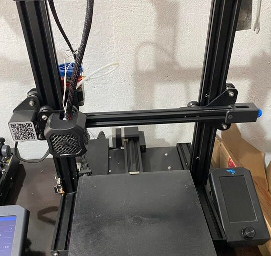 Olá pessoal, Estou vendendo a minha Ender 3 v2. Única modificação é a extrusora que fiz upgrade para de alumínio. 1 ano de uso (nada profissional, apenas diversão em casa), está em perfeito estado e nenhum defeito. Motivo da venda: Questões finan